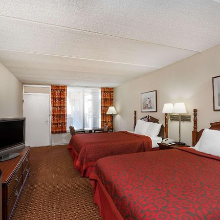 Days Inn By Wyndham Hurricane Mills Exteriör bild