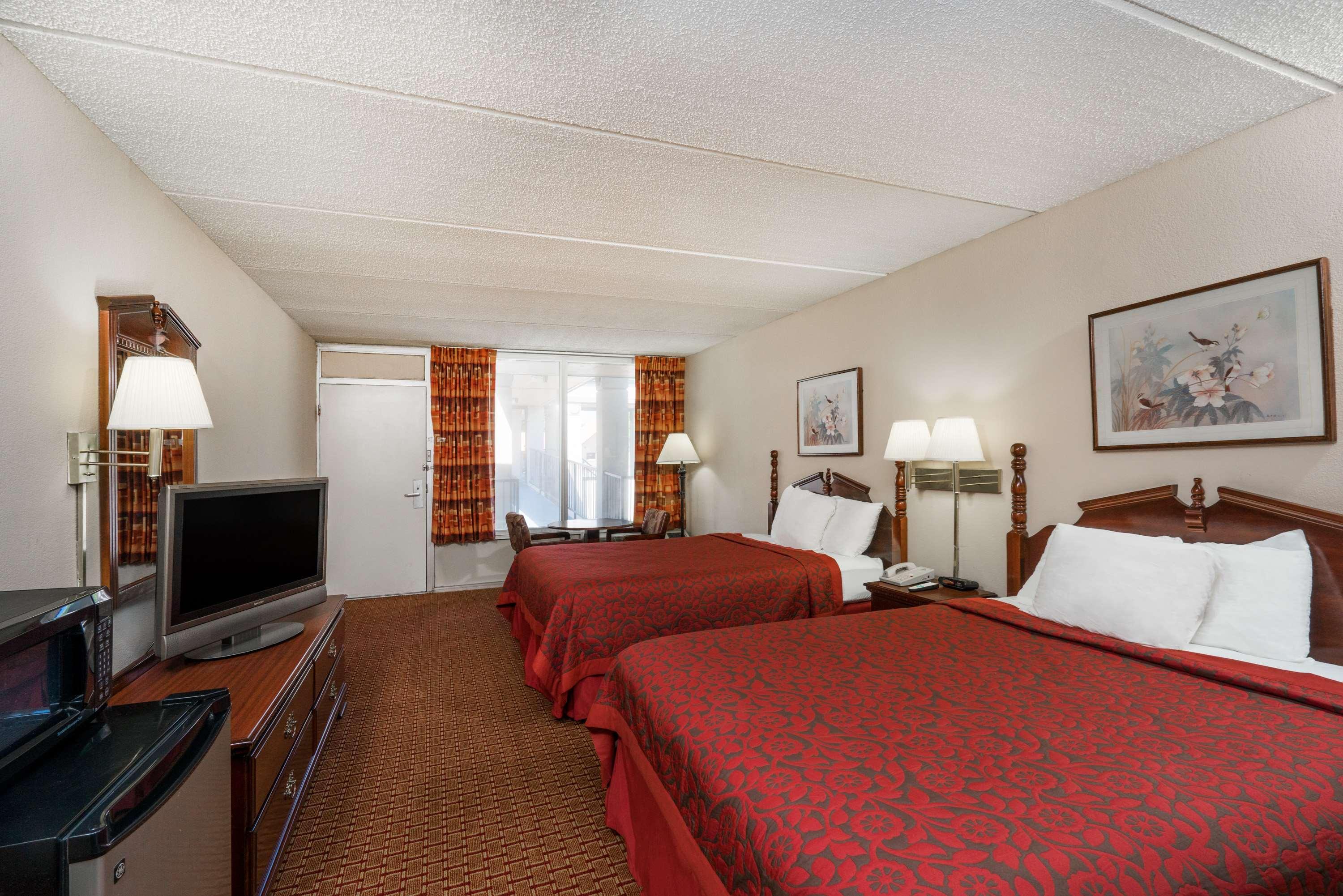 Days Inn By Wyndham Hurricane Mills Exteriör bild
