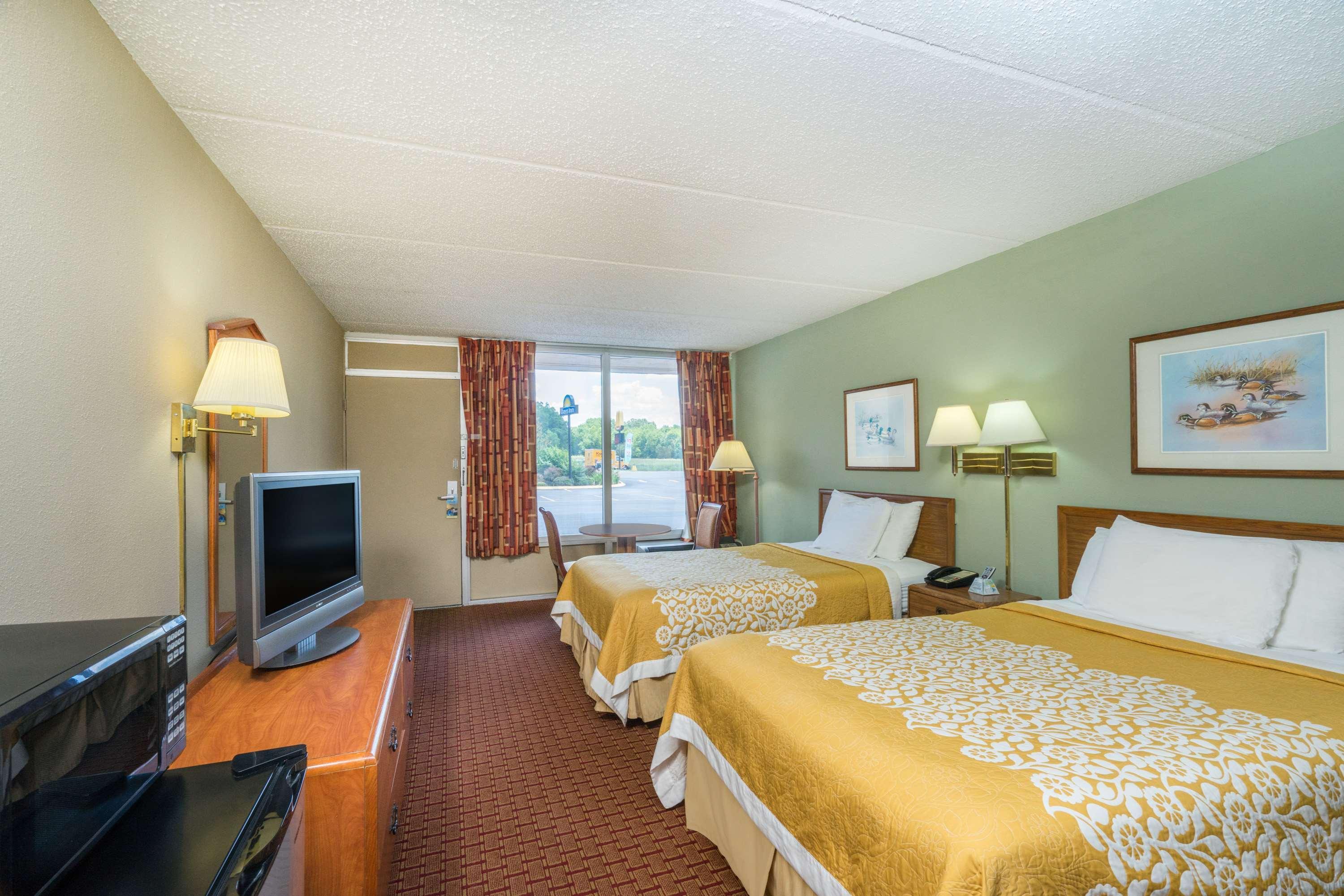 Days Inn By Wyndham Hurricane Mills Exteriör bild