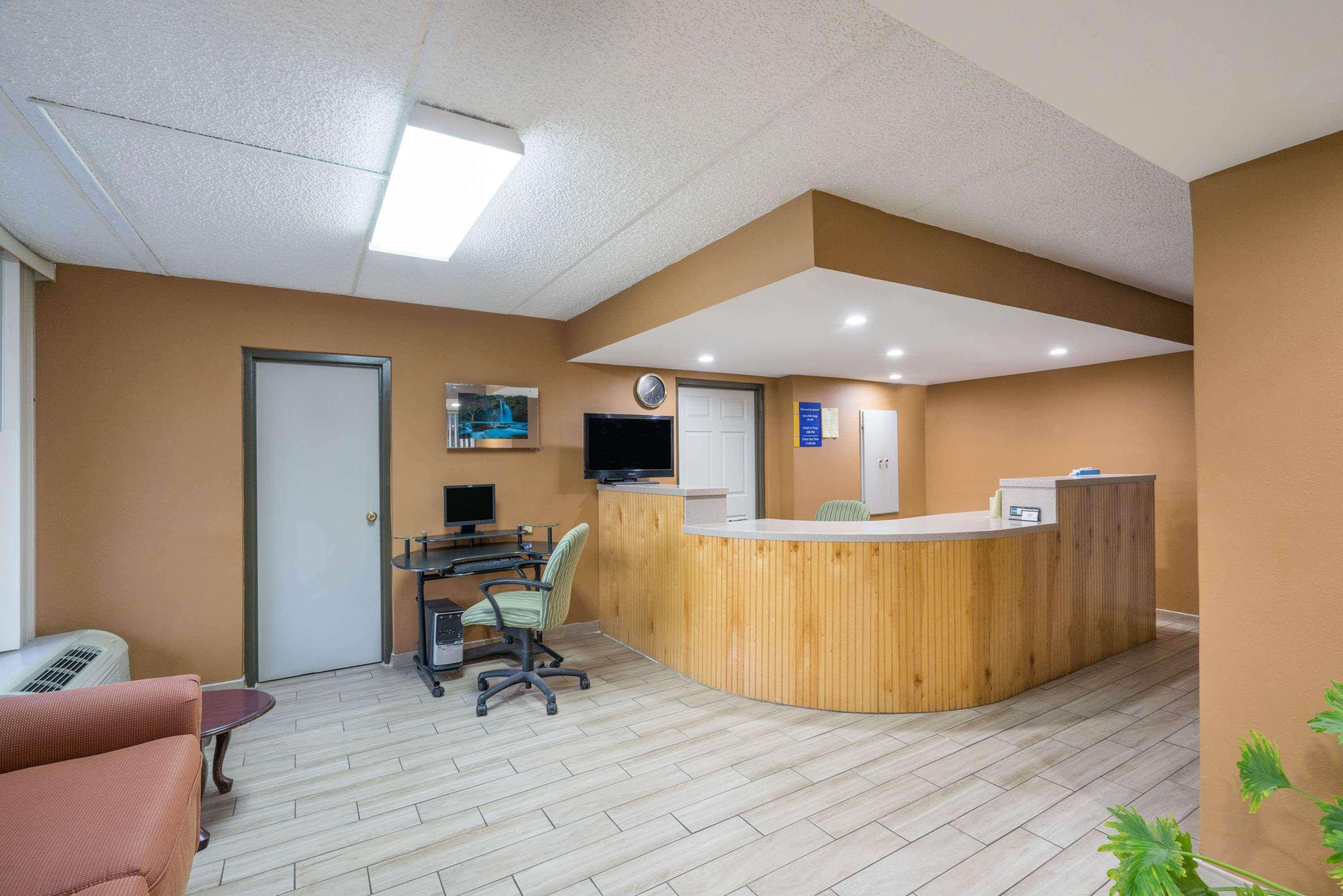 Days Inn By Wyndham Hurricane Mills Exteriör bild
