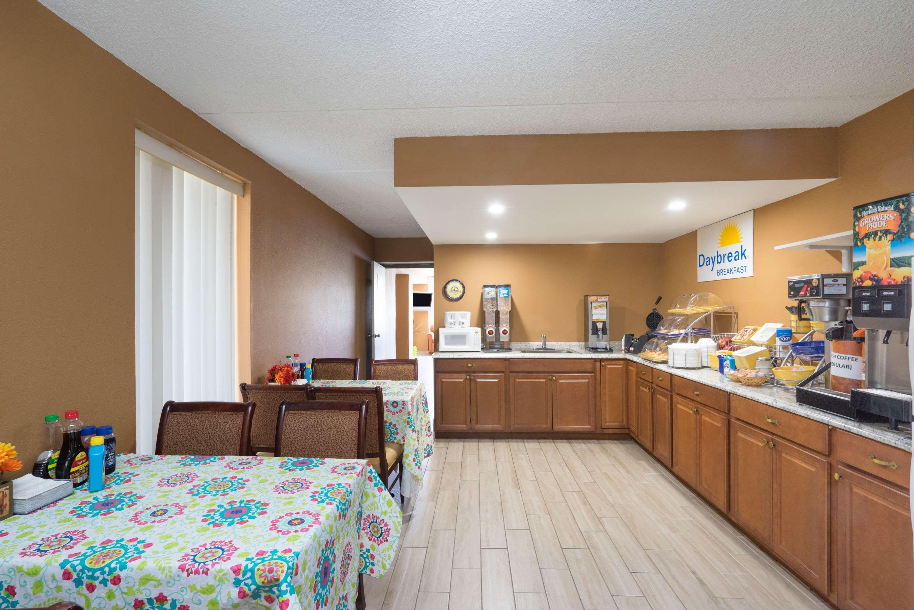 Days Inn By Wyndham Hurricane Mills Exteriör bild