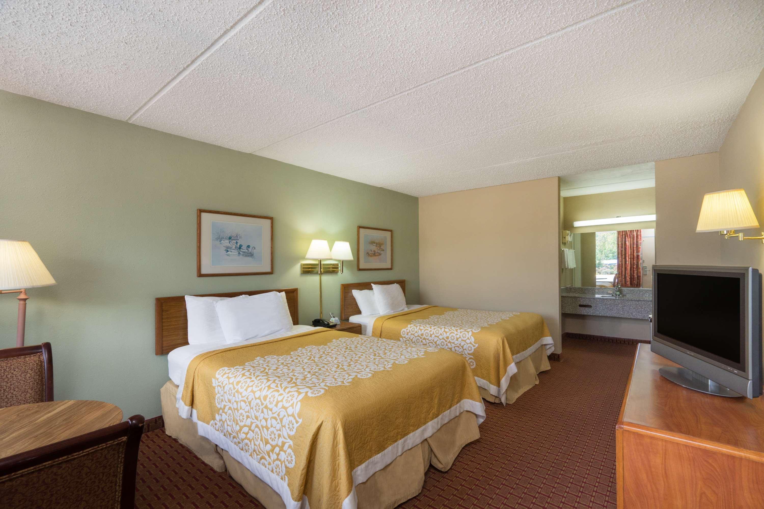 Days Inn By Wyndham Hurricane Mills Exteriör bild