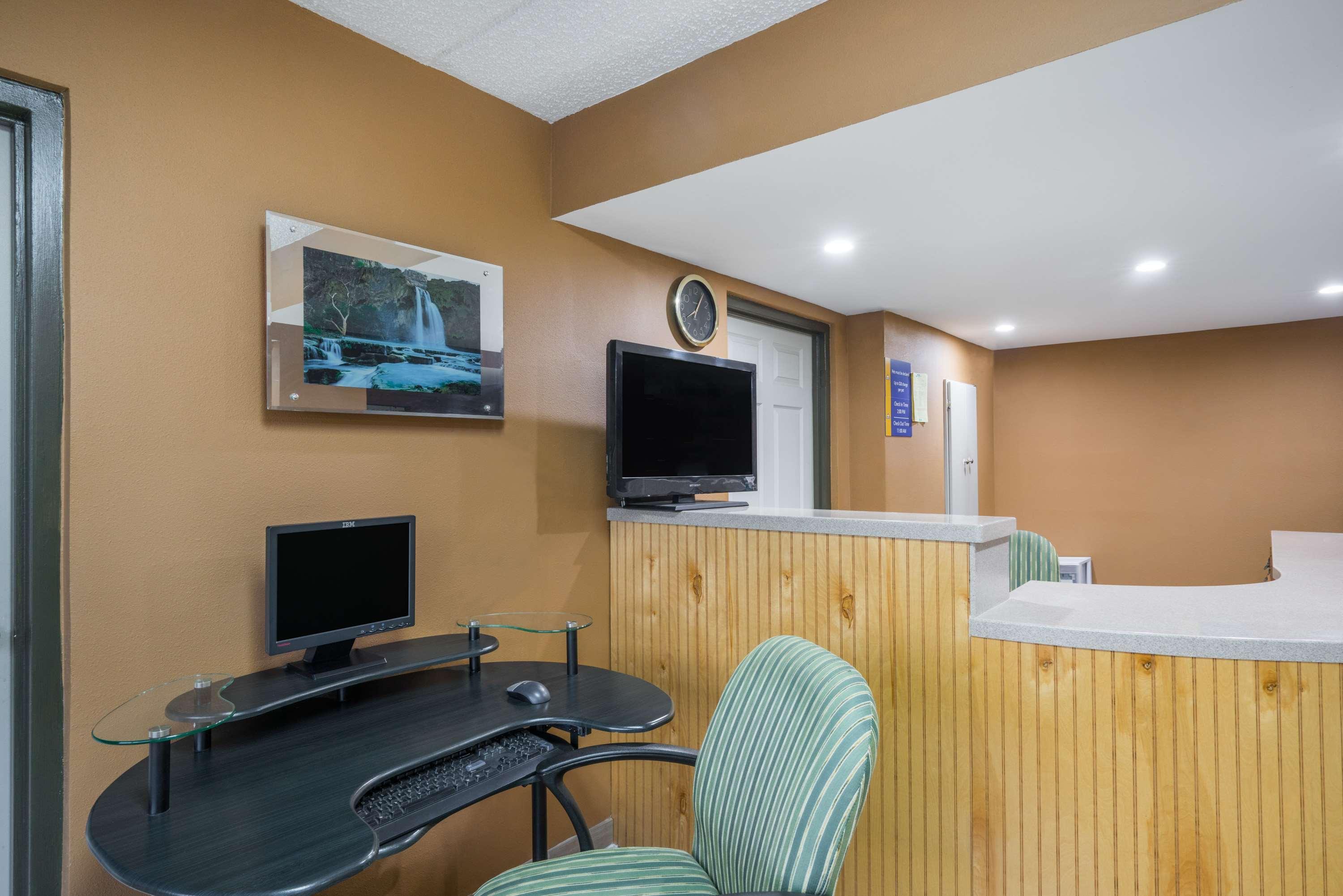 Days Inn By Wyndham Hurricane Mills Exteriör bild