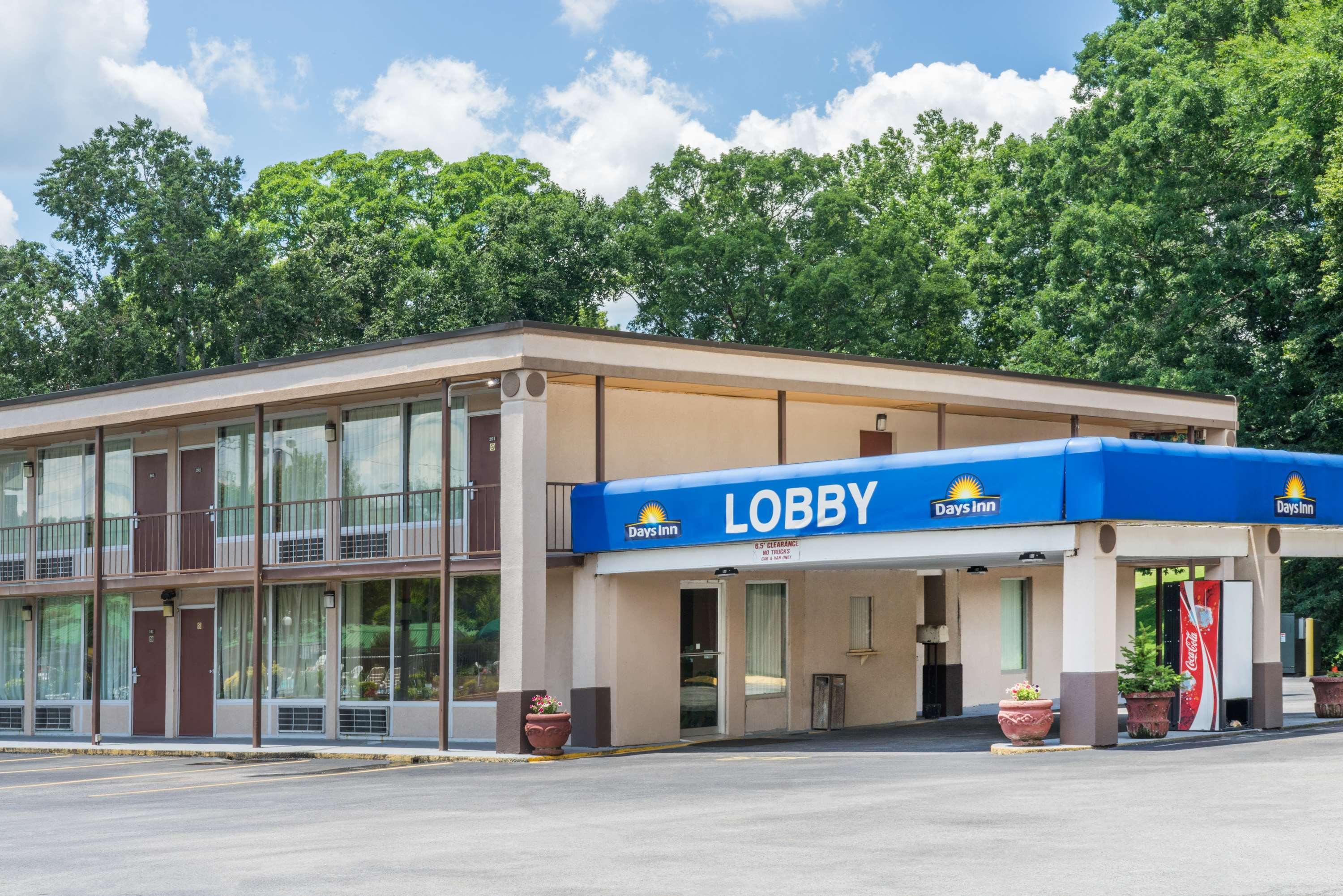 Days Inn By Wyndham Hurricane Mills Exteriör bild