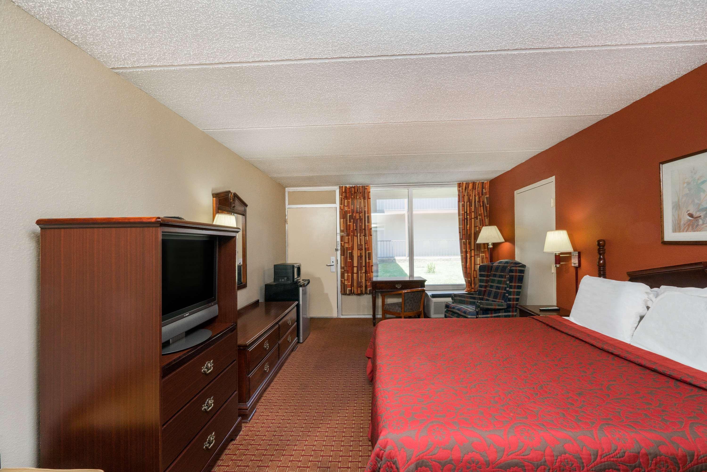 Days Inn By Wyndham Hurricane Mills Exteriör bild