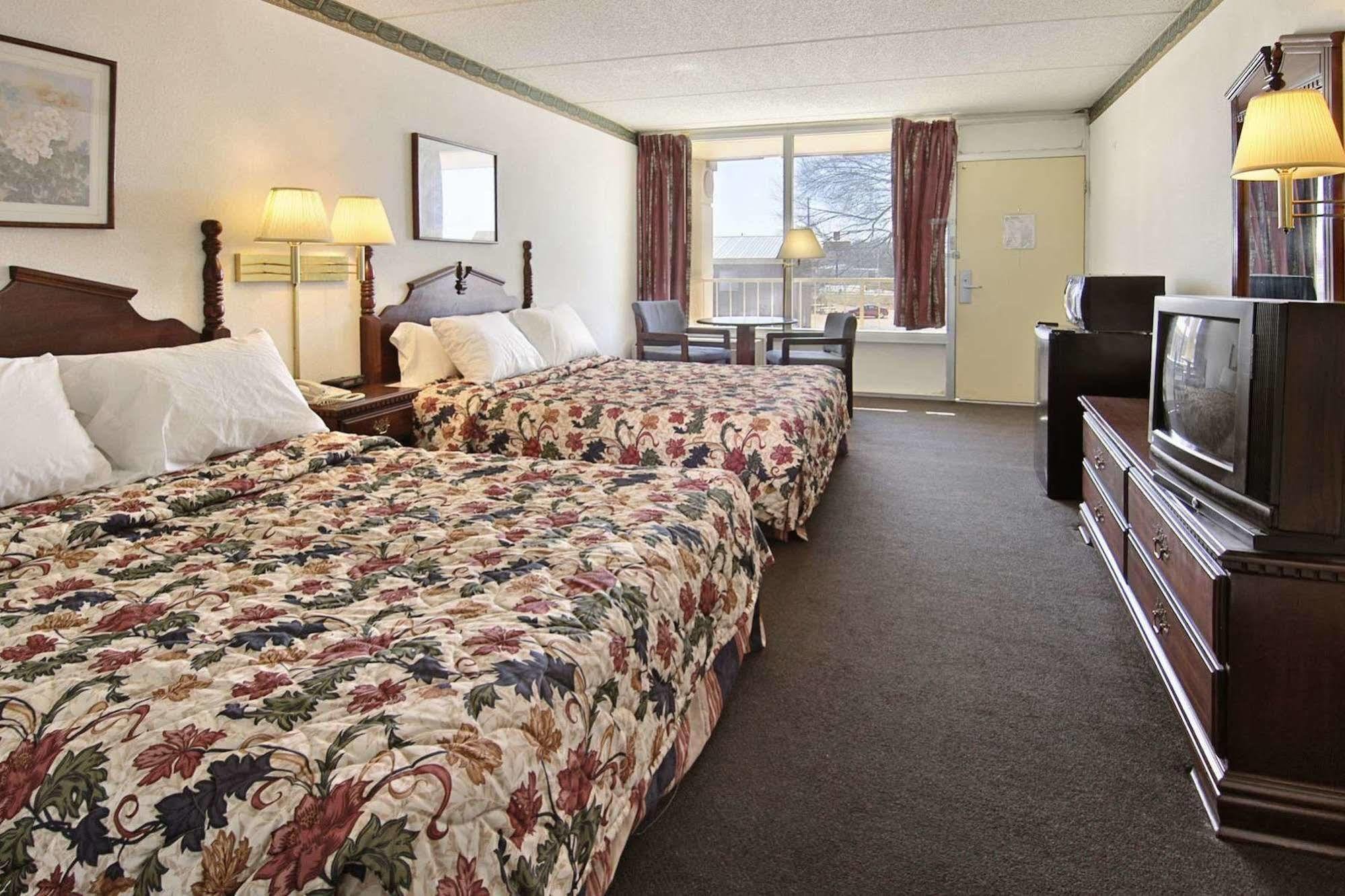 Days Inn By Wyndham Hurricane Mills Exteriör bild
