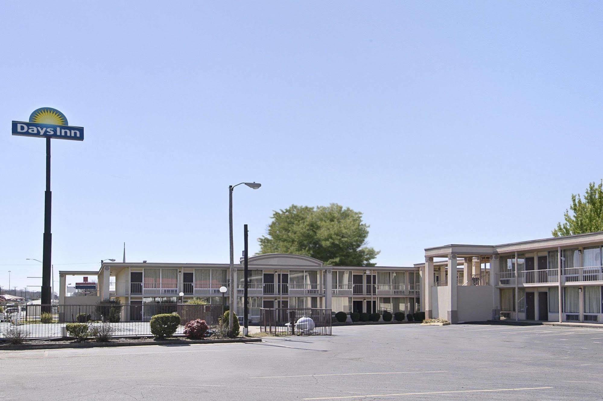 Days Inn By Wyndham Hurricane Mills Exteriör bild