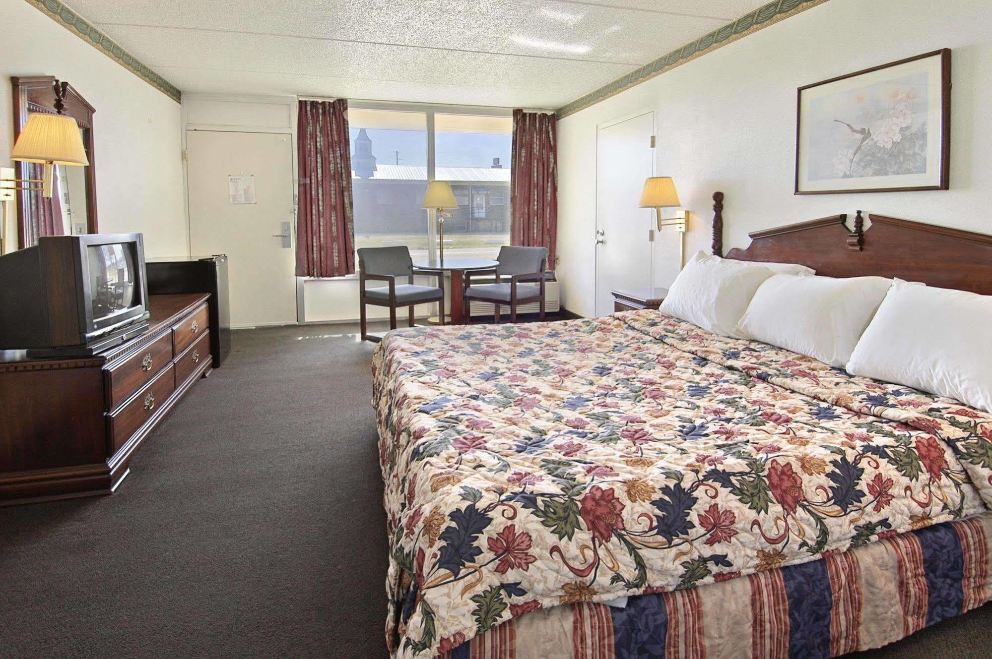 Days Inn By Wyndham Hurricane Mills Exteriör bild