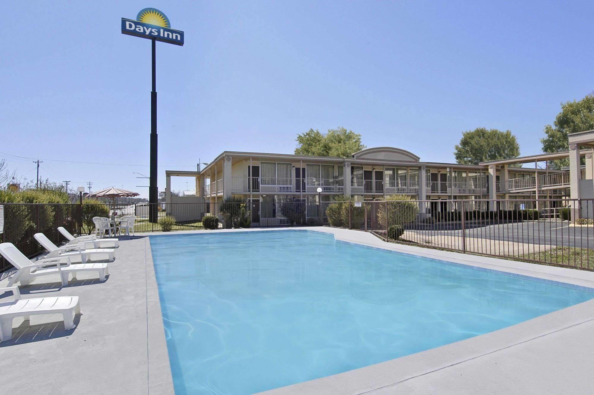 Days Inn By Wyndham Hurricane Mills Exteriör bild