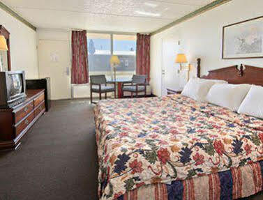 Days Inn By Wyndham Hurricane Mills Exteriör bild